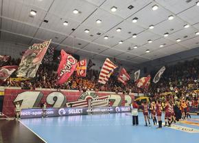 Atmosferă încântătoare în Sala Polivalentă » Jucătoarele și fanii Rapidului au cântat împreună în ciuda înfrângerii din Liga Campionilor