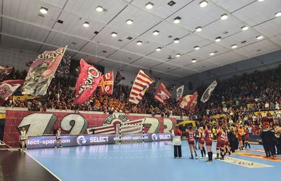 Atmosferă uluitoare în Sala Polivalentă » Jucătoarele și fanii Rapidului au cântat împreună în ciuda înfrângerii din Liga Campionilor