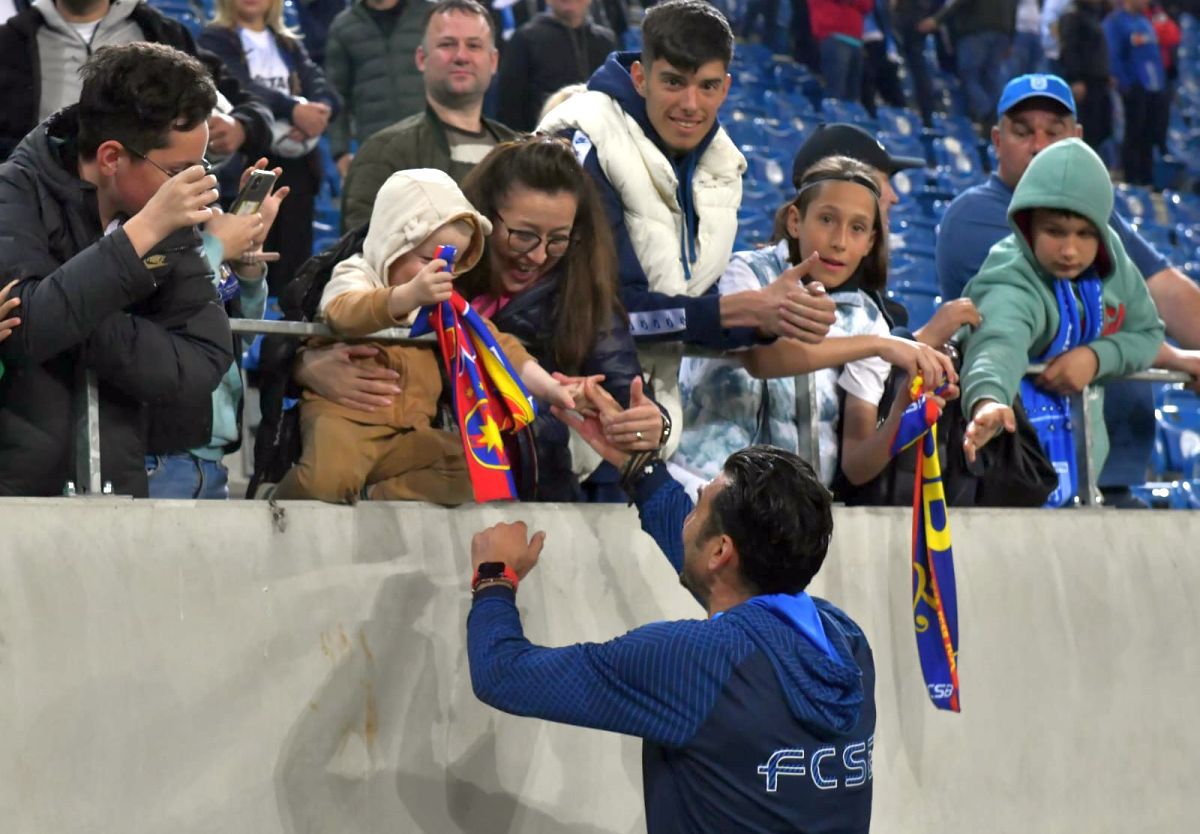 Imagini surprinse imediat după fluierul final: primul om de pe banca FCSB-ului care a mers la Andrei Ivan