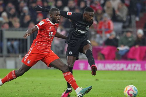 Bayern vrea să rezolve problema din centrul atacului cu Randal Kolo Muani (dreapta) de la Eintracht Frankfurt.