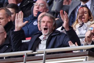 Într-un moment critic din cauza bugetului, Manchester United plătea cu un salariu ireal un interpret mimico-gestual și nici măcar nu știa » 450 de persoane au fost concediate