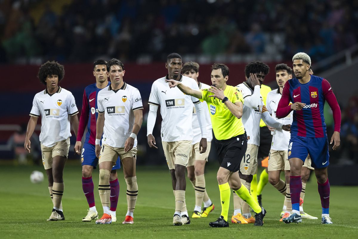 Barcelona - Valencia, meci cu de toate » Răsturnări de scor, trei gafe uriașe și primul hat-trick pentru Lewandowski