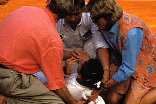 Momentul înspăimântător din 1993, cu Monica Seles întinsă pe teren / Sursă foto: Imago Images