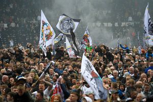 Un club de tradiție din Anglia a promovat! 30.000 de fani au invadat terenul