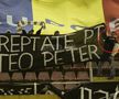 Adolescentul George Simion în 2004, cu un banner de solidaritate față de cazul lui Teo Peter, basistul trupei Compact. Acesta a decedat într-un accident auto provocat de pușcașul marin american Christopher Van Goethem / foto: GSP