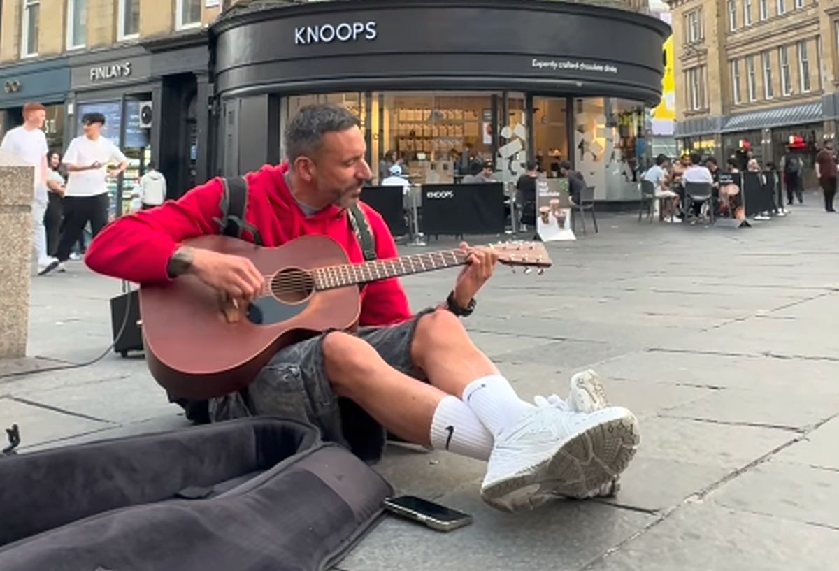 L-ai recunoaște din prima? După 7 sezoane jucate în Premier League, cântă la chitară pe străzile orașului » Reacția trecătorilor