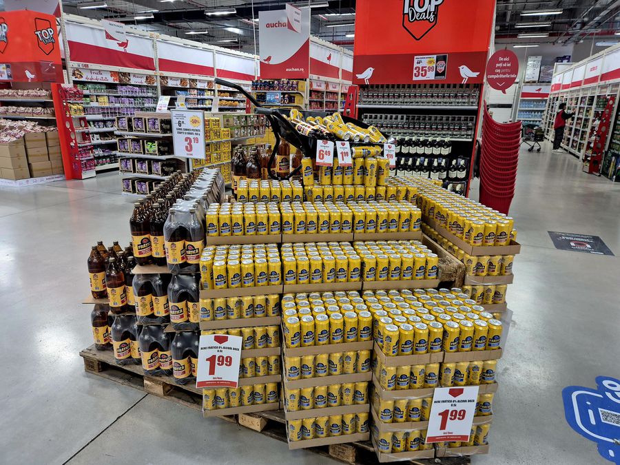 Nu e derby, dar e sărbătoare: de 1 Mai, berea Frățică, disponibilă exclusiv în magazinele Auchan, face spectacol la grătar