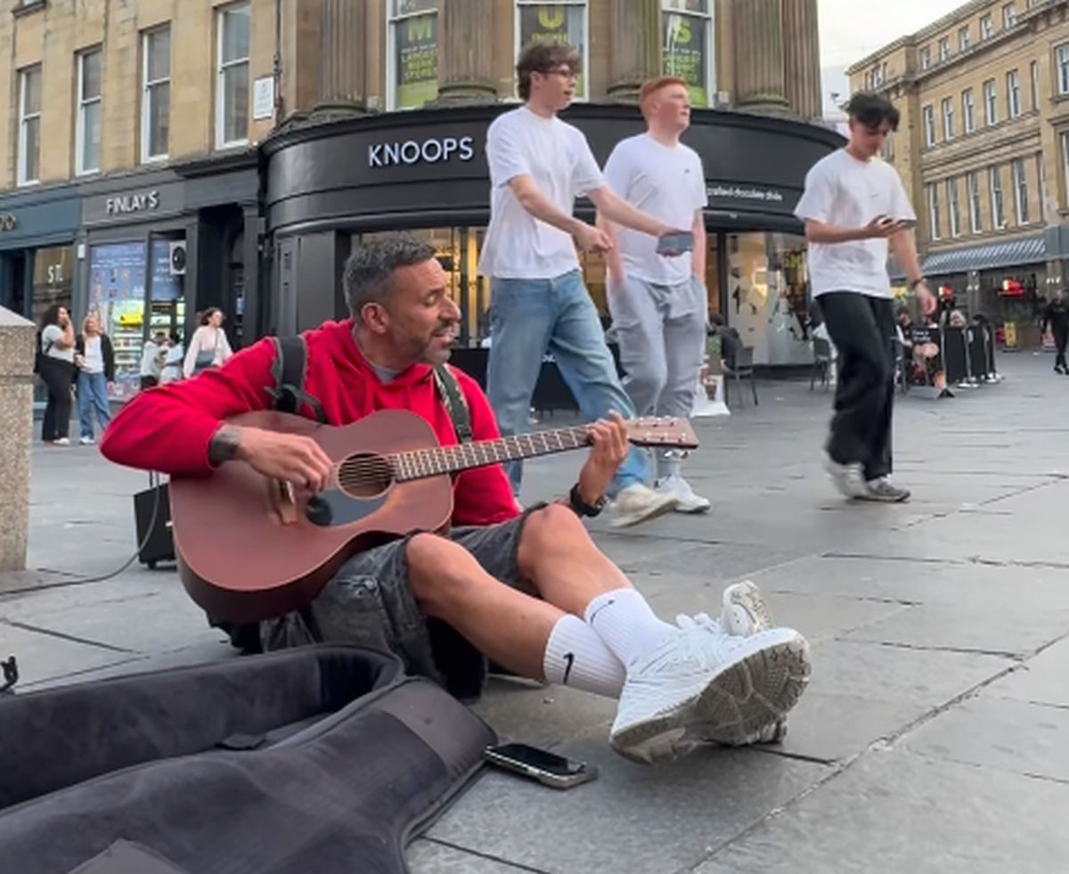 L-ai recunoaște din prima? După 7 sezoane jucate în Premier League, cântă la chitară pe străzile orașului » Reacția trecătorilor