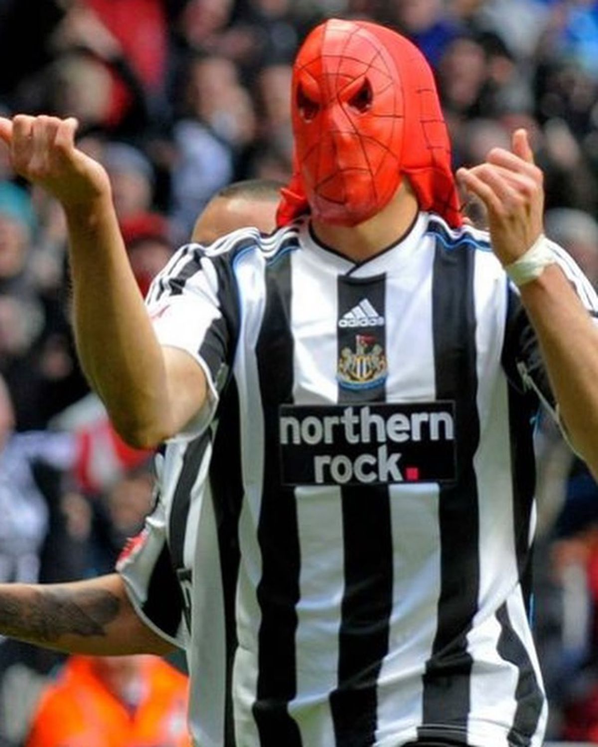 Jonas Gutierrez, legenda lui Newcastle, cântă la chitară pe străzile orașului