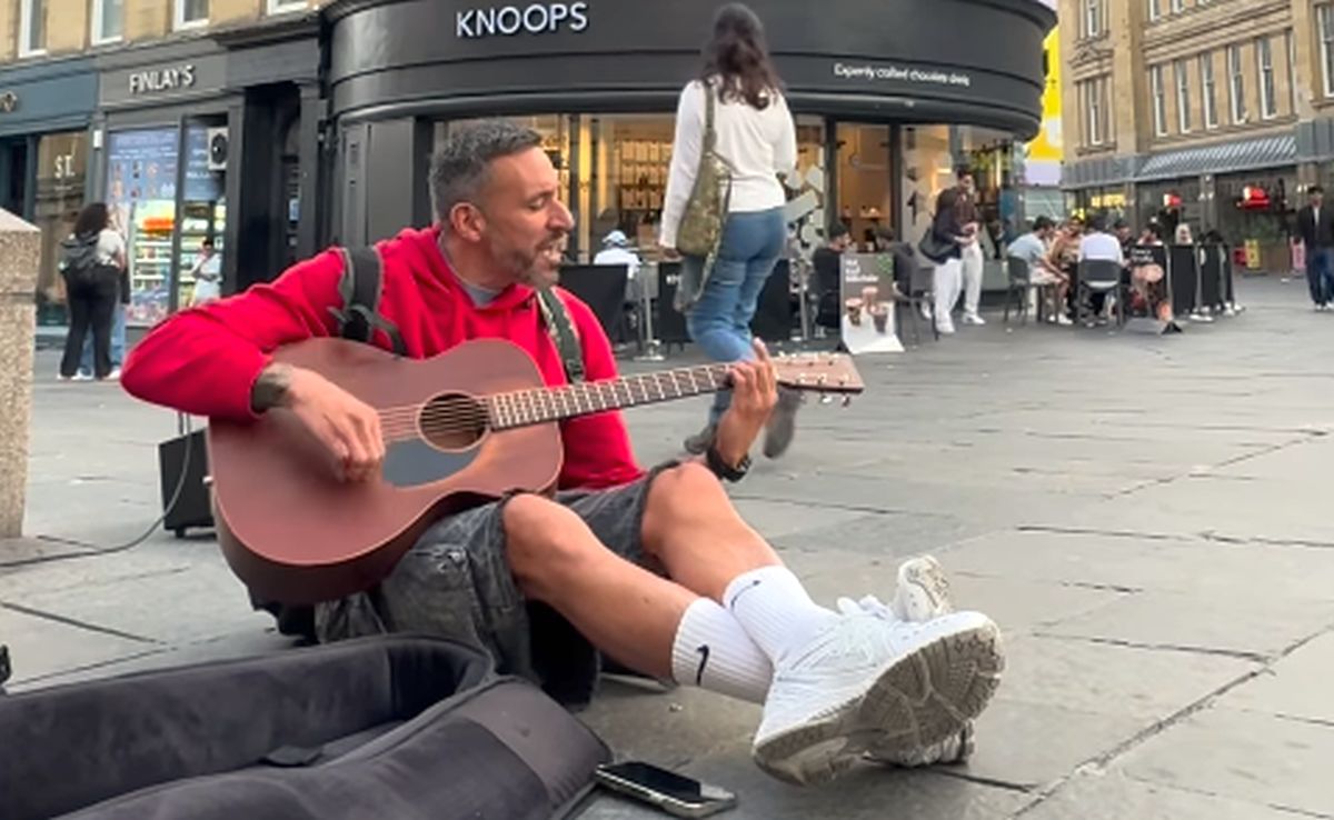 Jonas Gutierrez, legenda lui Newcastle, cântă la chitară pe străzile orașului