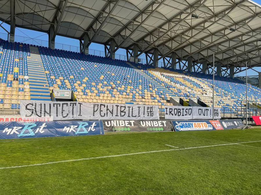 Fanii Petrolului cer plecarea unui jucător! Ce mesaj au afișat la antrenamentul echipei