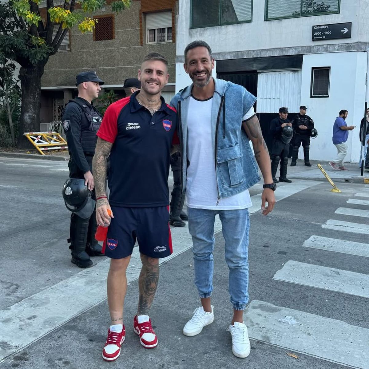 L-ai recunoaște din prima? După 7 sezoane jucate în Premier League, cântă la chitară pe străzile orașului » Reacția trecătorilor