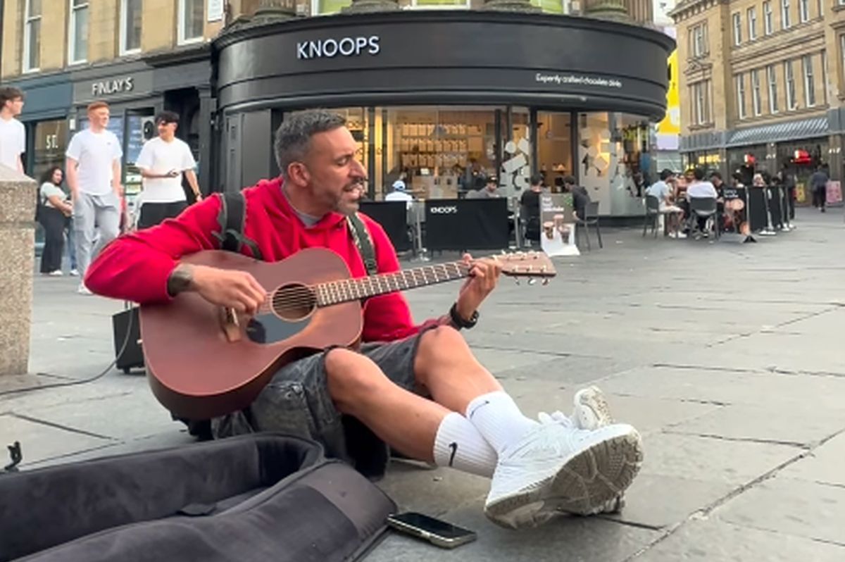 L-ai recunoaște din prima? După 7 sezoane jucate în Premier League, cântă la chitară pe străzile orașului » Reacția trecătorilor