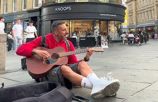 L-ai recunoaște din prima? După 7 sezoane jucate în Premier League, cântă la chitară pe străzile orașului » Reacția trecătorilor