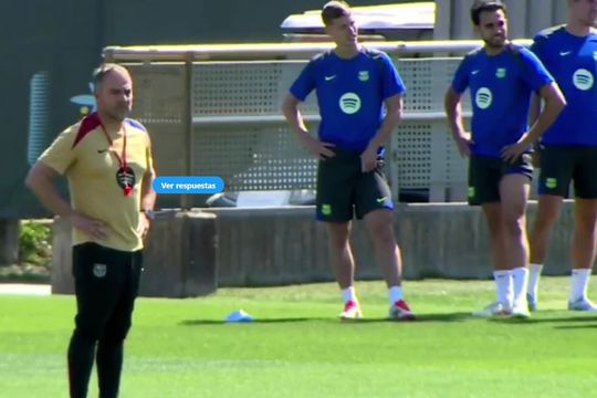 Lamine Yamal și restul întârziaților, cu capetele plecate după ce au nesocotit ordinul lui Hansi Flick la antrenamentul Barcelonei / Foto: X El Chiringuito TV
