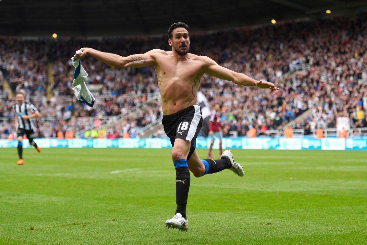 Jonas Gutierrez, legenda lui Newcastle, cântă la chitară pe străzile orașului