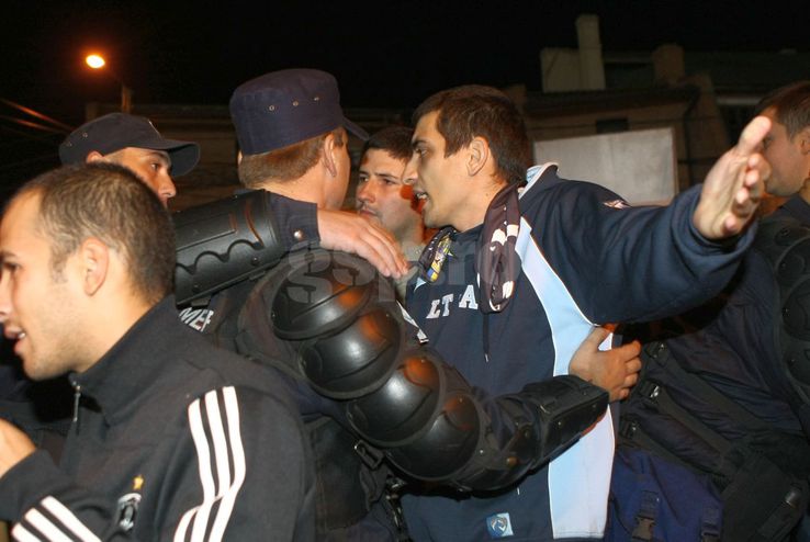 George Simion se războiește cu jandarmii, înaintea meciului România - Franța din octombrie 2008