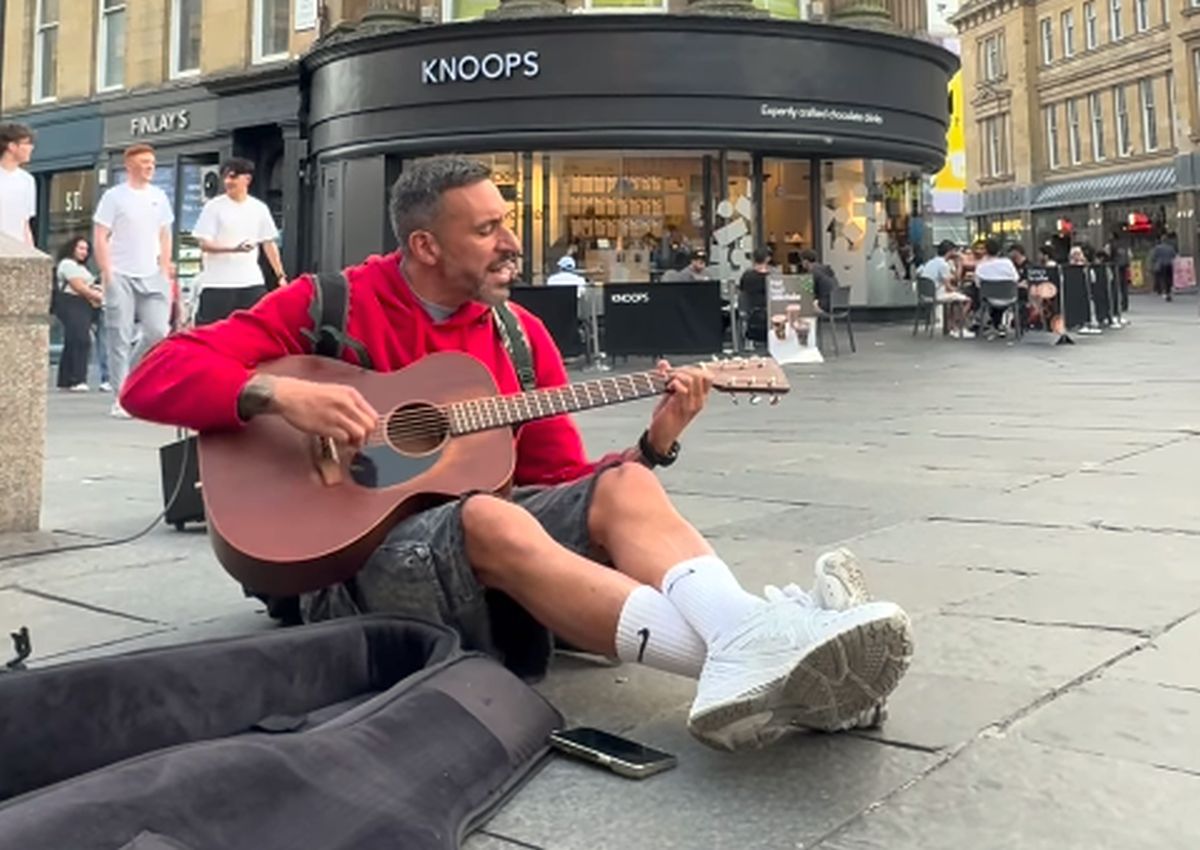 Jonas Gutierrez, legenda lui Newcastle, cântă la chitară pe străzile orașului