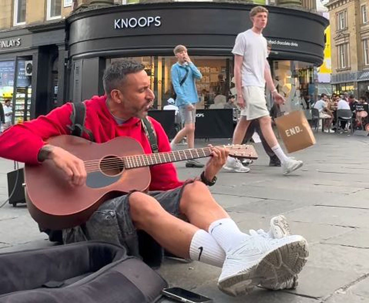 Jonas Gutierrez, legenda lui Newcastle, cântă la chitară pe străzile orașului
