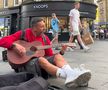L-ai recunoaște din prima? După 7 sezoane jucate în Premier League, cântă la chitară pe străzile orașului » Reacția trecătorilor