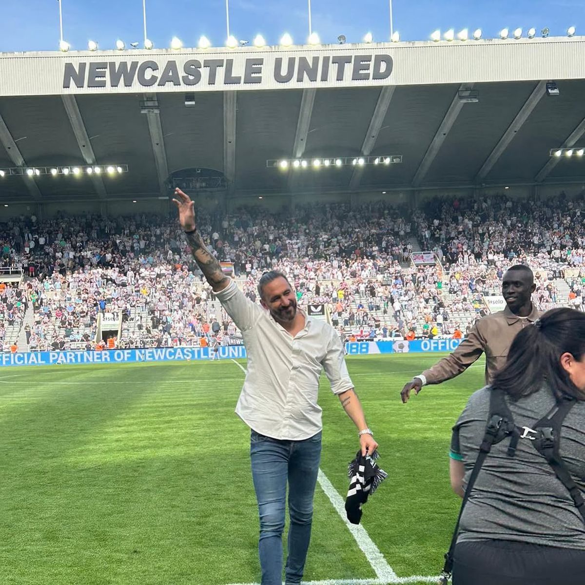 L-ai recunoaște din prima? După 7 sezoane jucate în Premier League, cântă la chitară pe străzile orașului » Reacția trecătorilor