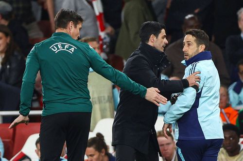 Momentul în care managerul Mikel Arteta îl oprește pe asistentul său, Nicolas Jover, să-l înfrunte fizic pe arbitrul de rezervă / Foto: Imago