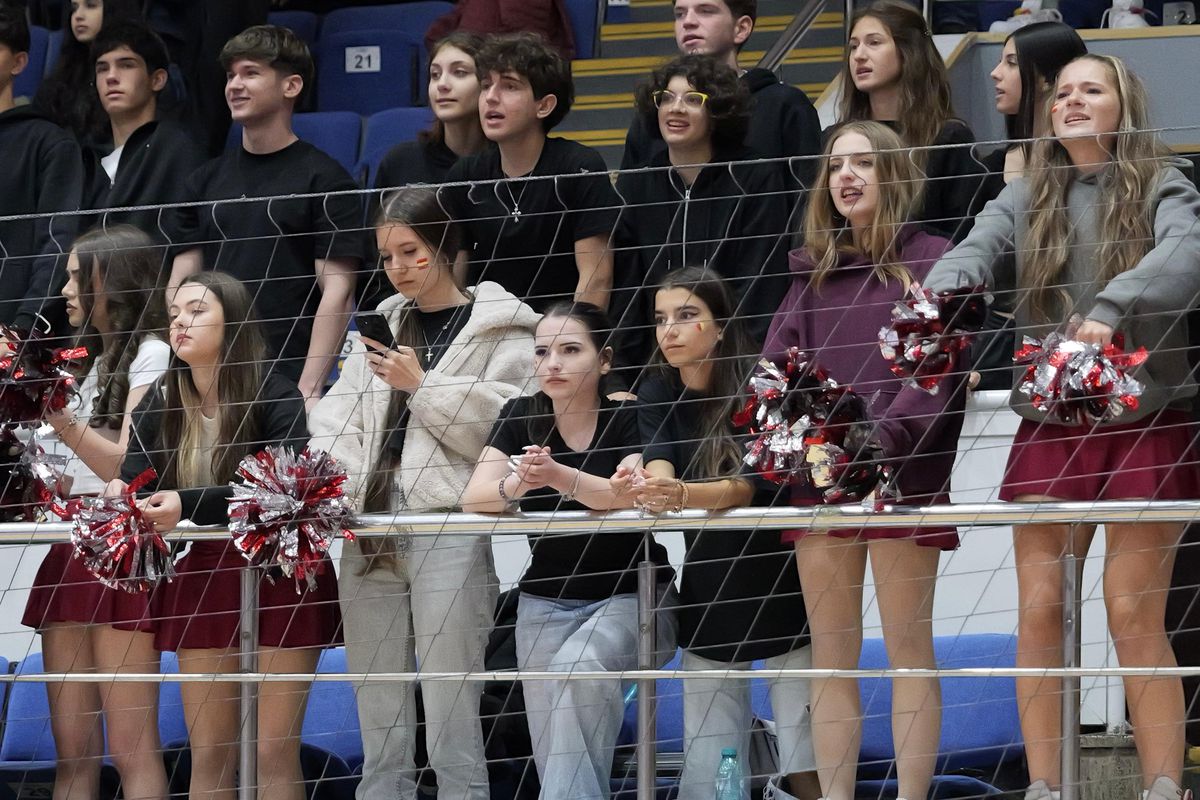 Astupați-vă urechile, cântă liceenii! » Cum a fost în ziua finalelor Ligii Liceelor, cu 2.500 de elevi, părinți și profesori în Polivalentă. Minori vulgari: „Piz**lor!”, „Sifoanelor!”, „Sunteți de că**t”