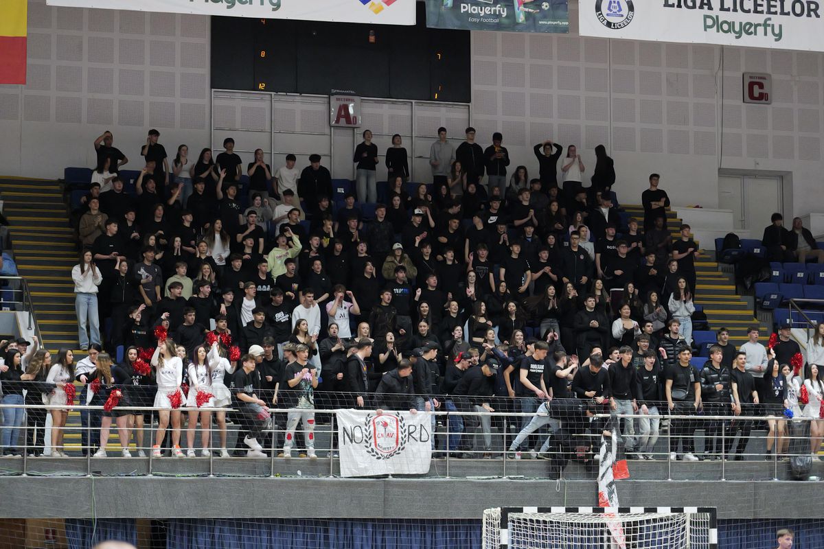 Astupați-vă urechile, cântă liceenii! » Cum a fost în ziua finalelor Ligii Liceelor, cu 2.500 de elevi, părinți și profesori în Polivalentă. Minori vulgari: „Piz**lor!”, „Sifoanelor!”, „Sunteți de că**t”