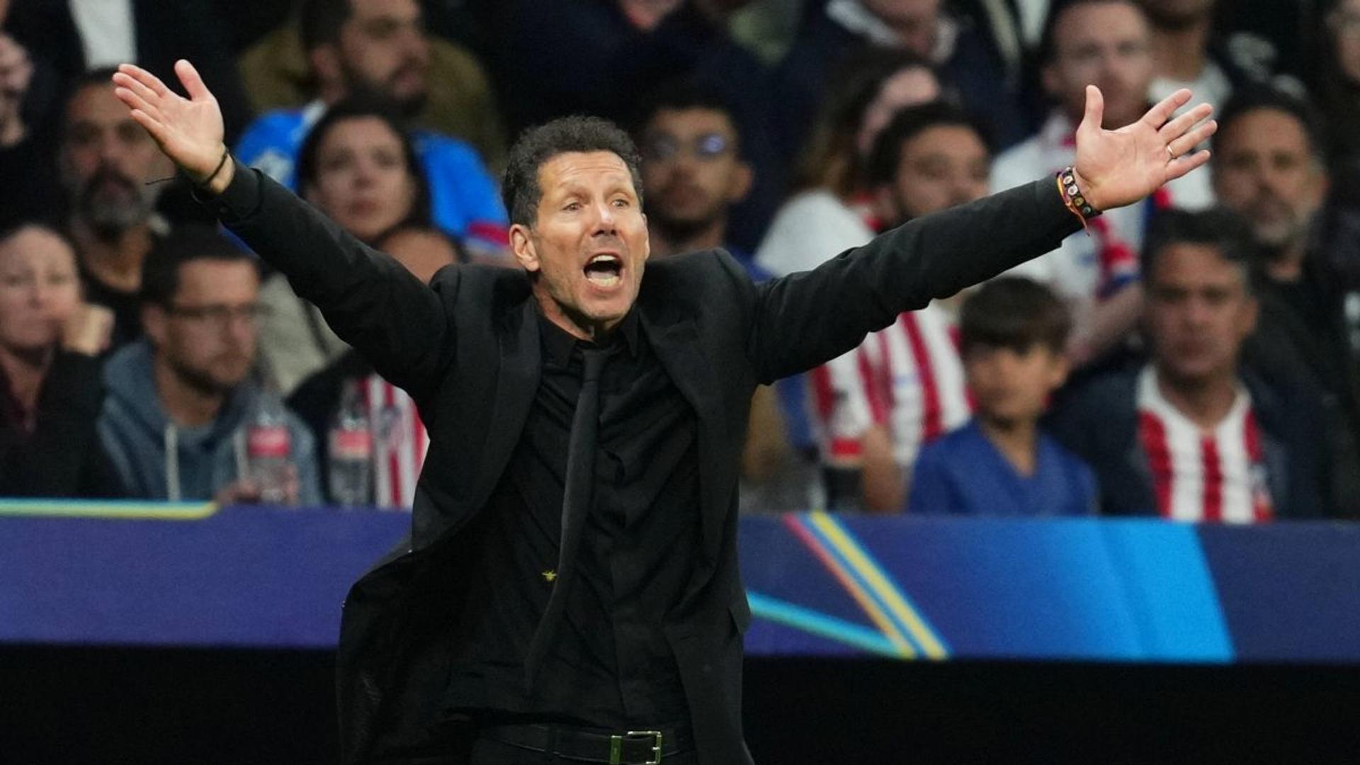 Diego Simeone discutând tactici în timpul semifinalei Liga Campionilor între Atletico Madrid și Arsenal pe stadion plin. | sursa foto: Gazeta Sporturilor Diego Simeone discutând tactici în timpul semifinalei Liga Campionilor între Atletico Madrid și Arsenal pe stadion plin. | sursa foto: Gazeta Sporturilor