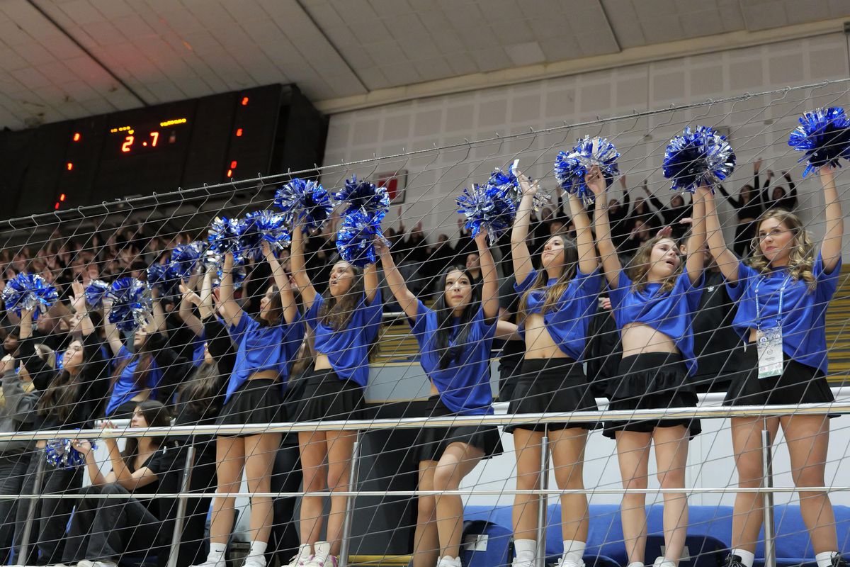 Astupați-vă urechile, cântă liceenii! » Cum a fost în ziua finalelor Ligii Liceelor, cu 2.500 de elevi, părinți și profesori în Polivalentă. Minori vulgari: „Piz**lor!”, „Sifoanelor!”, „Sunteți de că**t”