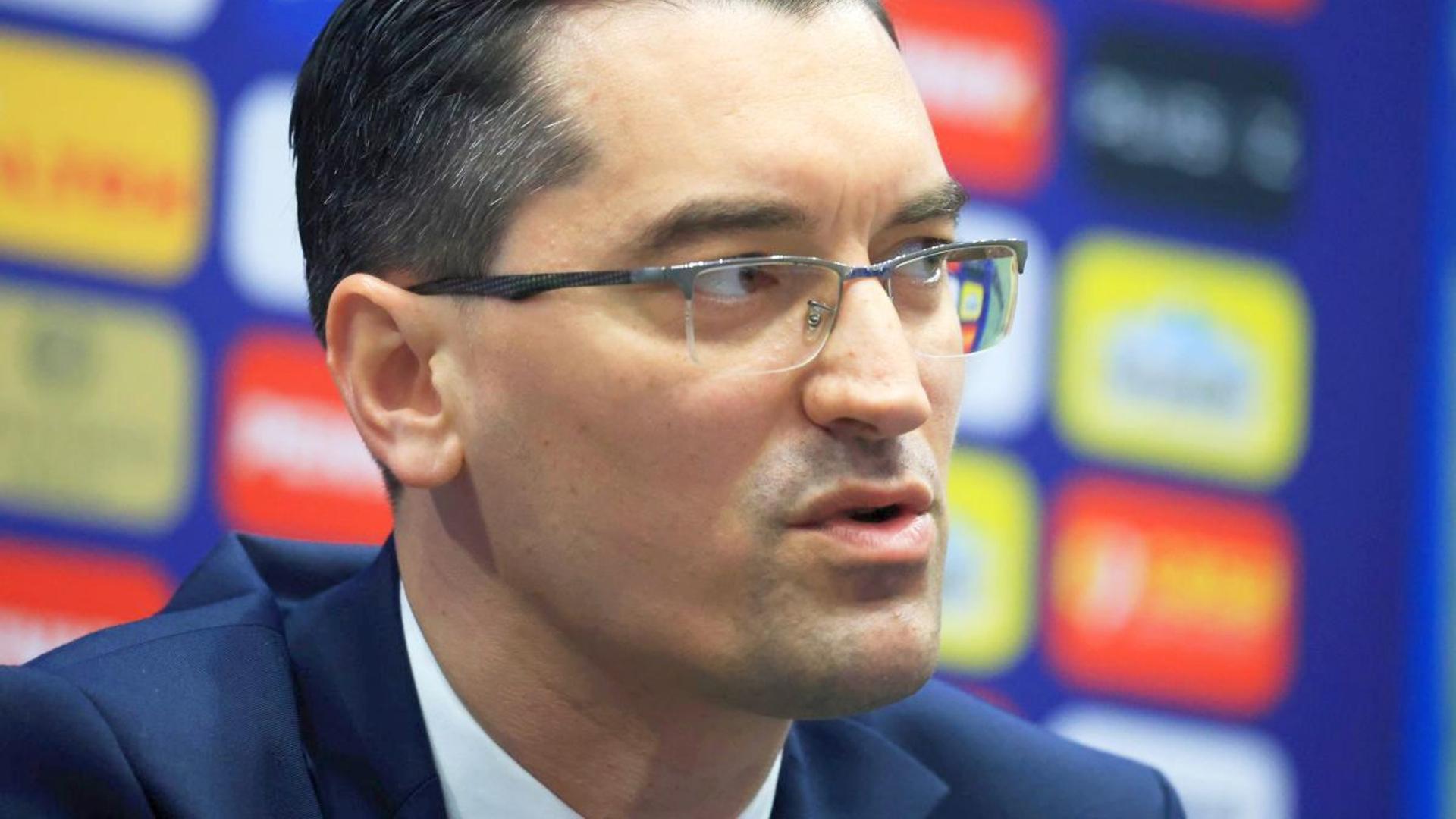 Membri ai cluburilor din Superligă protestând în fața sediului FRF pentru amânarea startului sezonului și odihna jucătorilor. | sursa foto: Gazeta Sporturilor