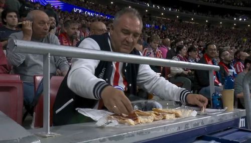 Imaginea devenită virală cu fanul lui Atletico preocupat să-și pregătească sandwich-uri / Foto: captură