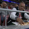 Imaginea devenită virală cu fanul lui Atletico preocupat să-și pregătească sandwich-uri / Foto: captură