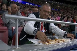 Incredibil ce făcea un fan al lui Atletico în timpul meciului! » Scena a devenit virală