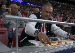 Incredibil ce făcea un fan al lui Atletico în timpul meciului! » Scena a devenit virală