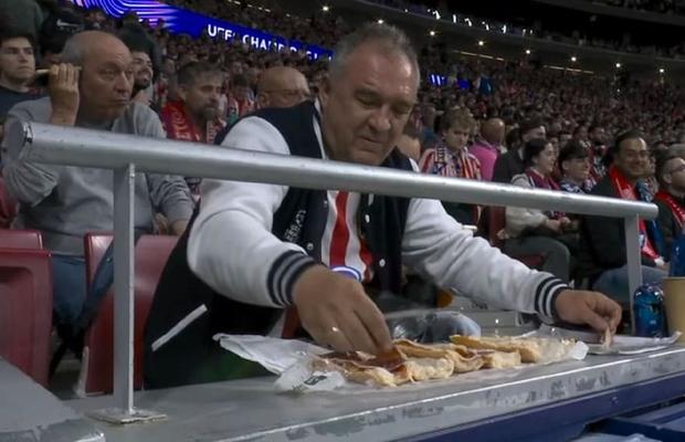 Incredibil ce făcea un fan al lui Atletico în timpul meciului! » Scena a devenit virală