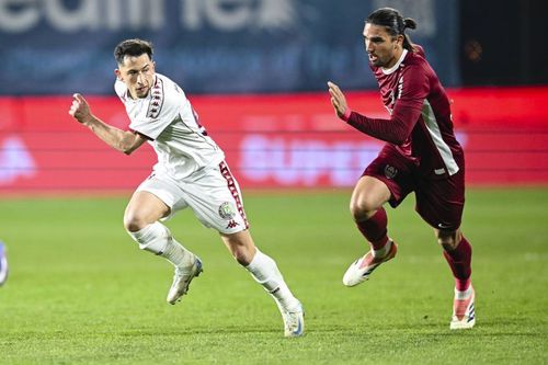 Marian Huja (dreapta), în duel cu Olimpiu Moruțan în CFR Cluj - Rapid / Foto: Imago Images