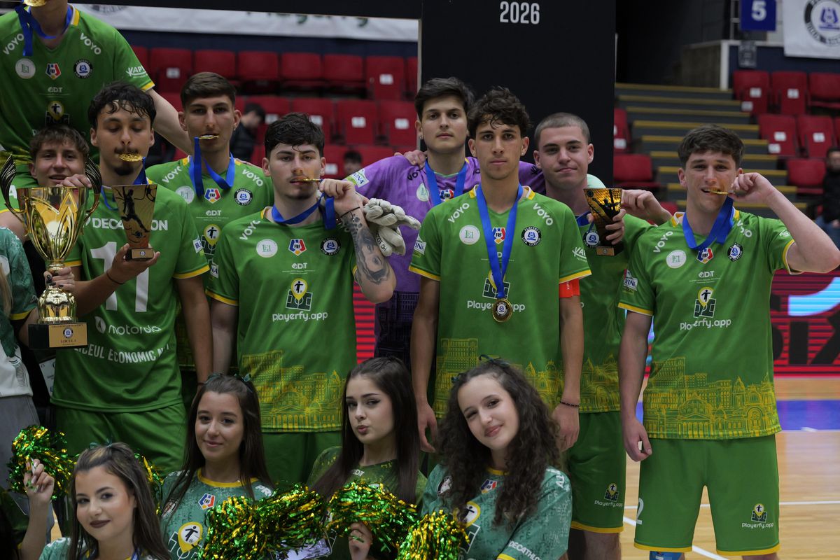 Astupați-vă urechile, cântă liceenii! » Cum a fost în ziua finalelor Ligii Liceelor, cu 2.500 de elevi, părinți și profesori în Polivalentă. Minori vulgari: „Piz**lor!”, „Sifoanelor!”, „Sunteți de că**t”