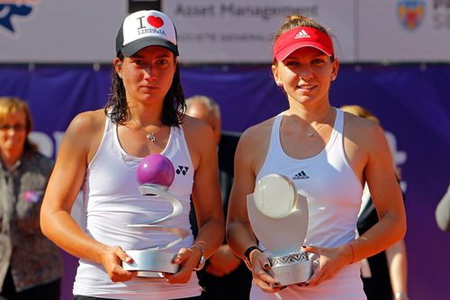 Anastasija Sevastova și Simona Halep în 2016 cu trofeele de la București FOTO Imago Images