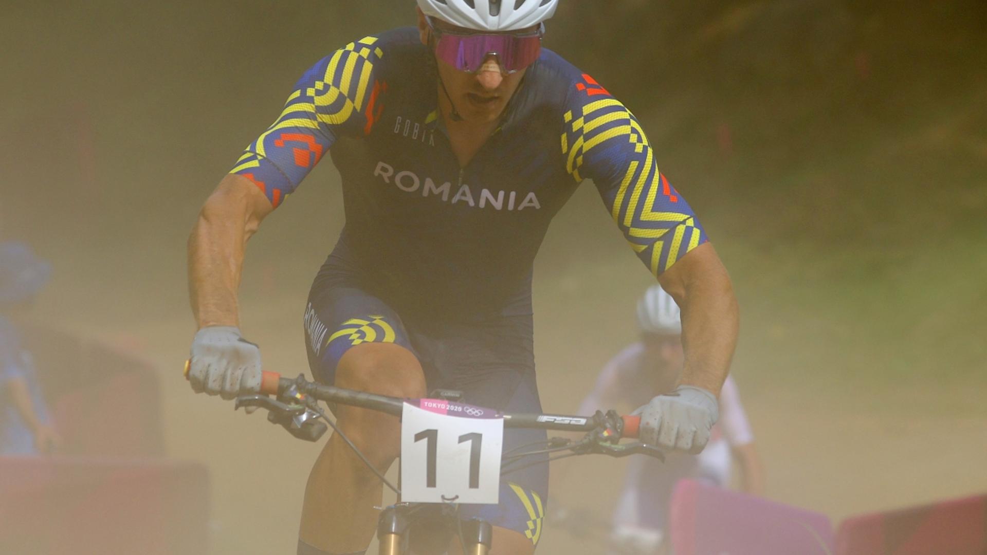 Vlad Dascălu în echipament de ciclism, discutând cu oficiali în fața Tribunalului de Arbitraj Sportiv privind suspendarea pentru teste antidoping. | sursa foto: Gazeta Sporturilor
