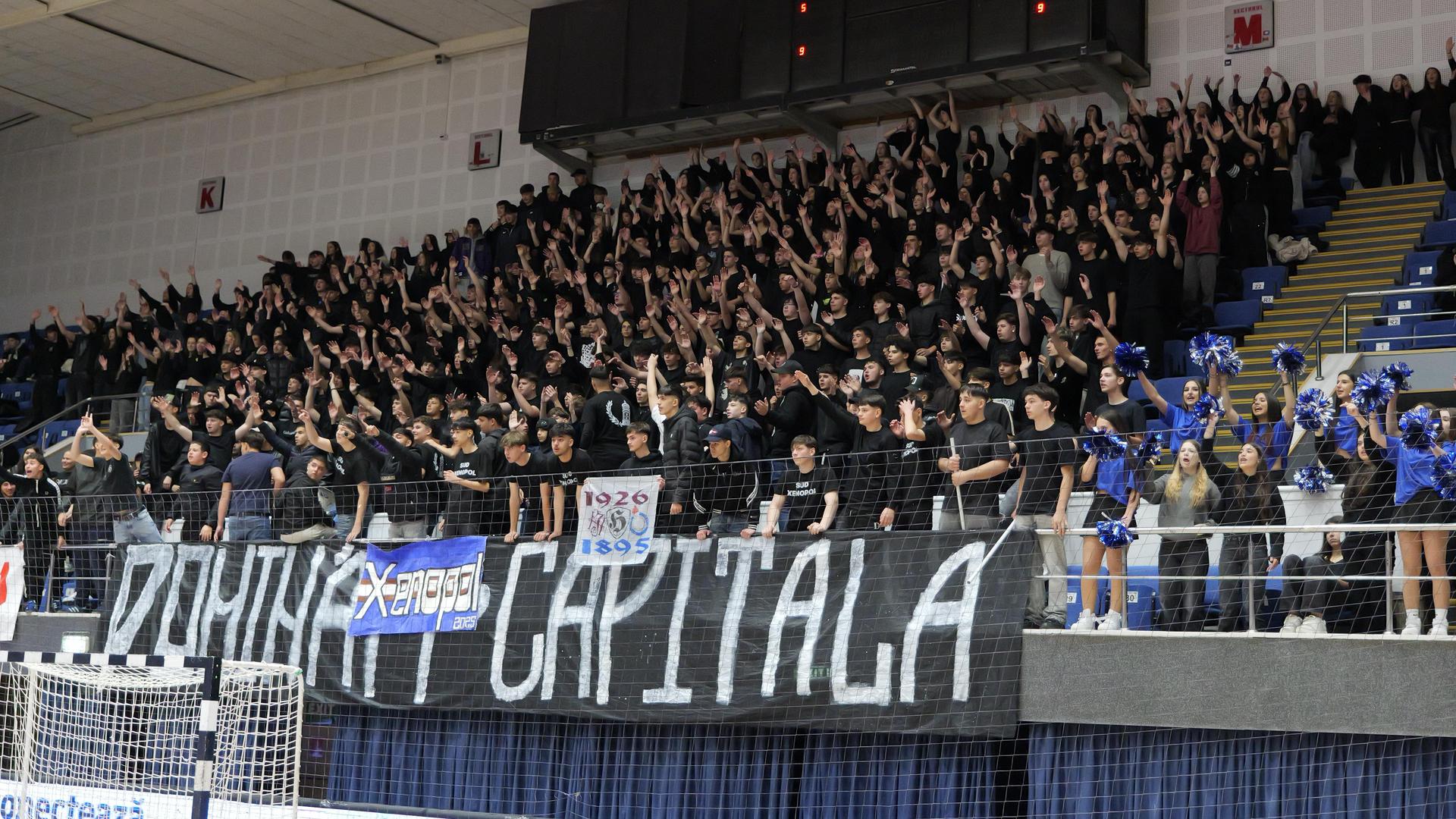 Suporteri ai echipelor liceelor București în tribunele Polivalentei, în timpul finalei Liga Liceelor marcate de incidente și limbaj vulgar al minorilor. | sursa foto: Gazeta Sporturilor
