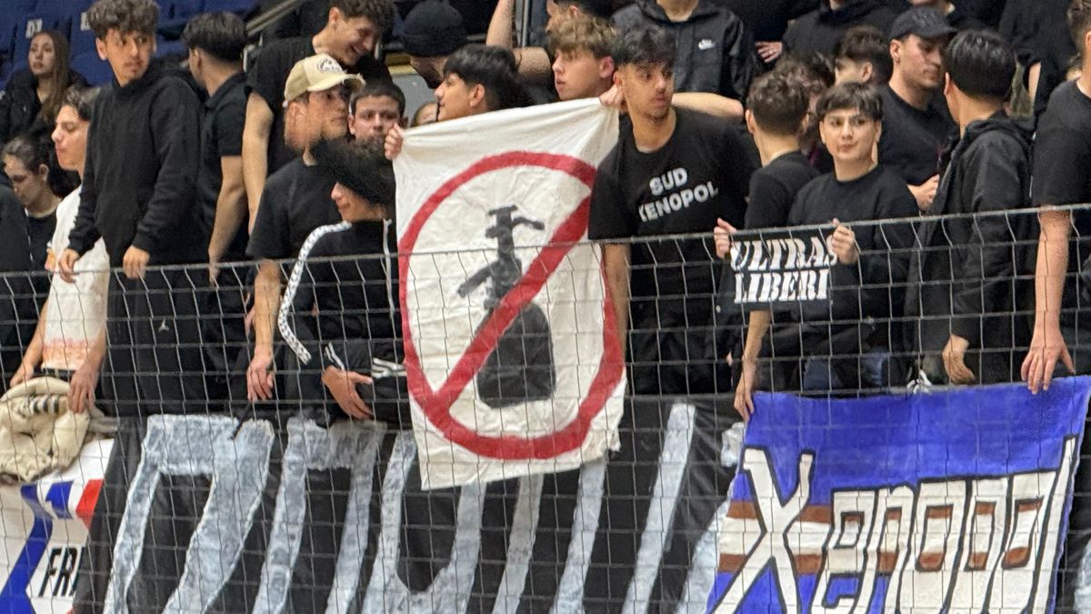 Astupați-vă urechile, cântă liceenii! » Cum a fost în ziua finalelor Ligii Liceelor, cu 2.500 de elevi, părinți și profesori în Polivalentă. Minori vulgari: „Piz**lor!”, „Sifoanelor!”, „Sunteți de că**t”