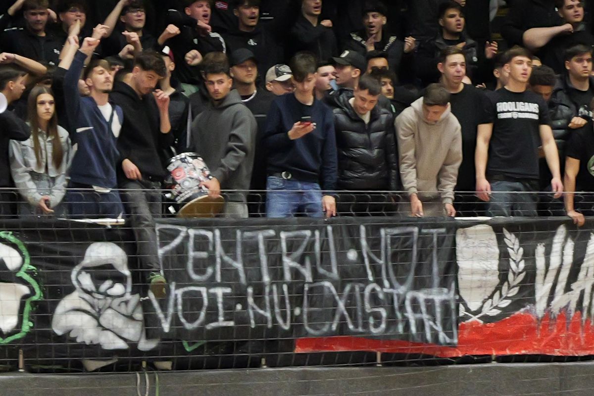 Astupați-vă urechile, cântă liceenii! » Cum a fost în ziua finalelor Ligii Liceelor, cu 2.500 de elevi, părinți și profesori în Polivalentă. Minori vulgari: „Piz**lor!”, „Sifoanelor!”, „Sunteți de că**t”