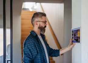 De ce să alegi implementarea unui sistem smart home pentru locuința ta