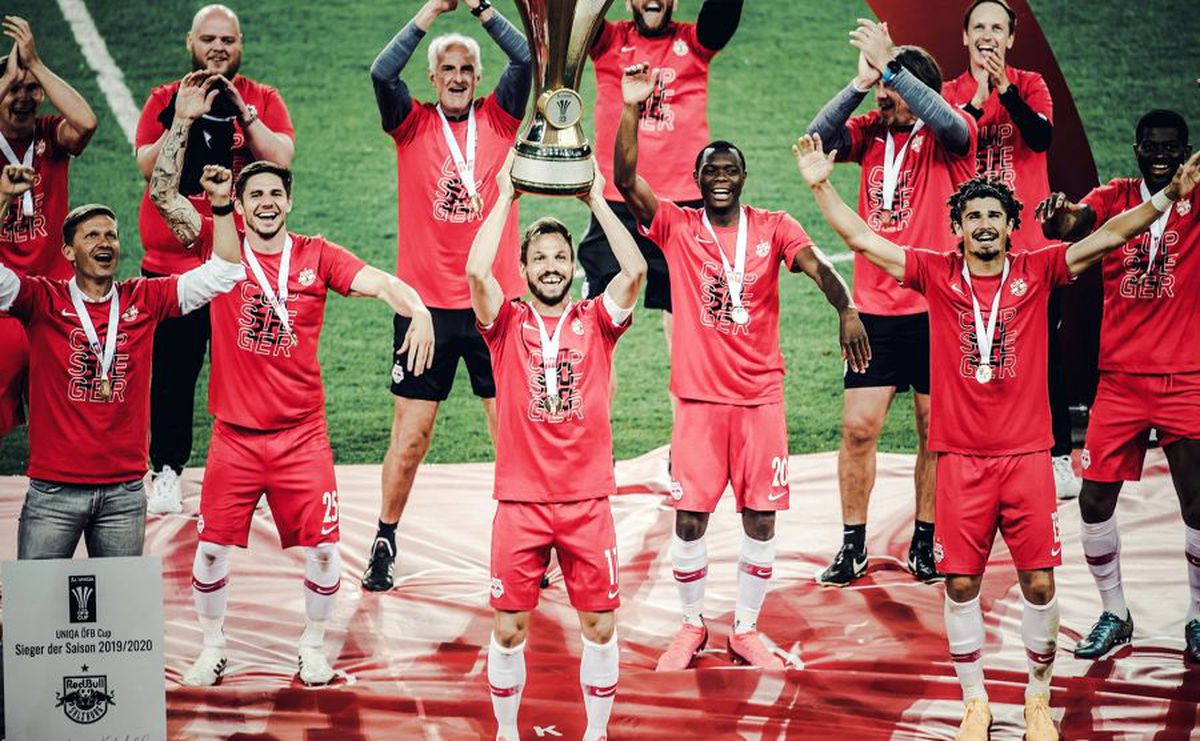 FOTO Sărbătoare cu distanțare! Ce au făcut jucătorii lui Salzburg după ce au câștigat un nou trofeu