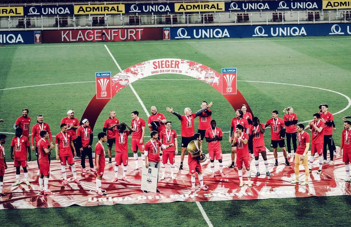 FOTO Sărbătoare cu distanțare! Ce au făcut jucătorii lui Salzburg după ce au câștigat un nou trofeu