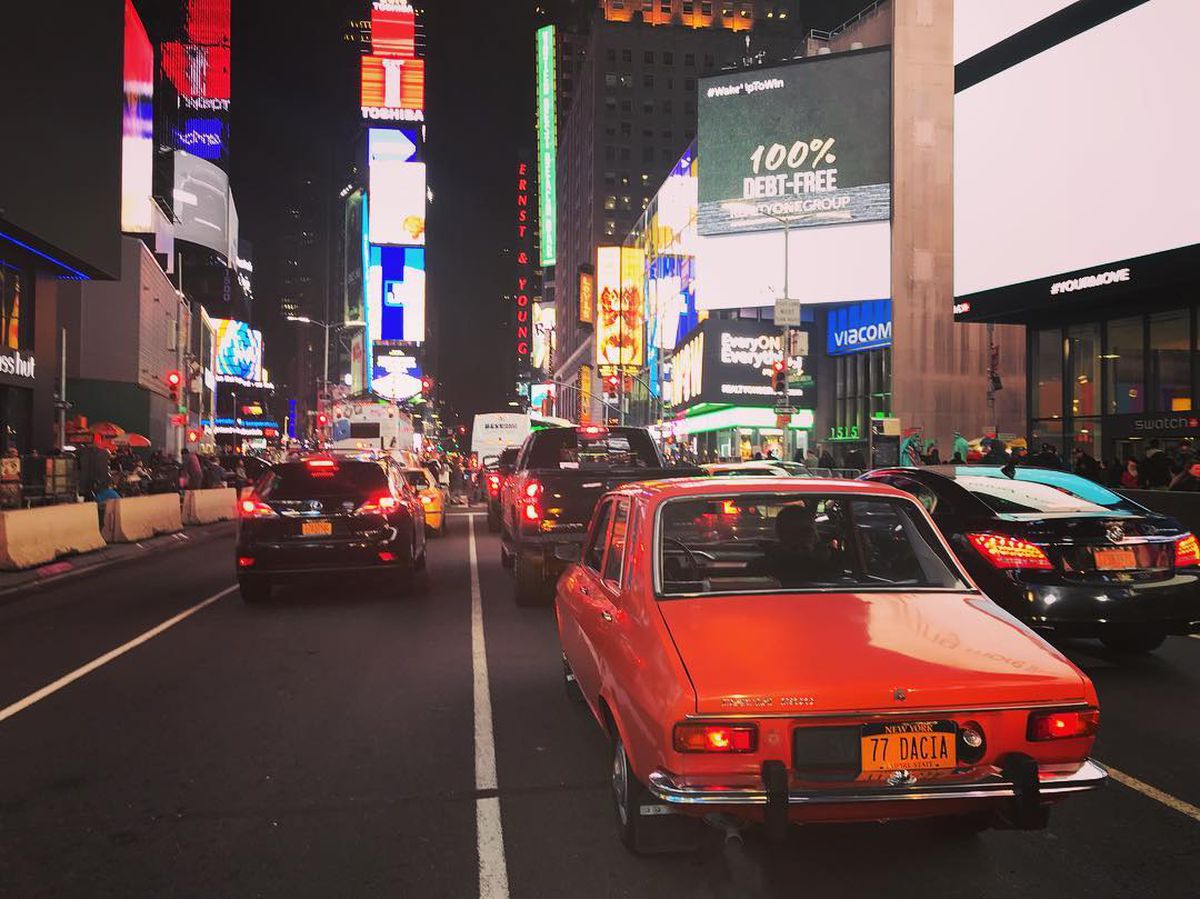 FOTO Cu Dacia 1300 pe străzile din New York » Imaginea fabuloasă postată de Ambasada SUA și povestea ei: „4.000$ taxe pentru o mașină care nu valora nici 2.000$!”