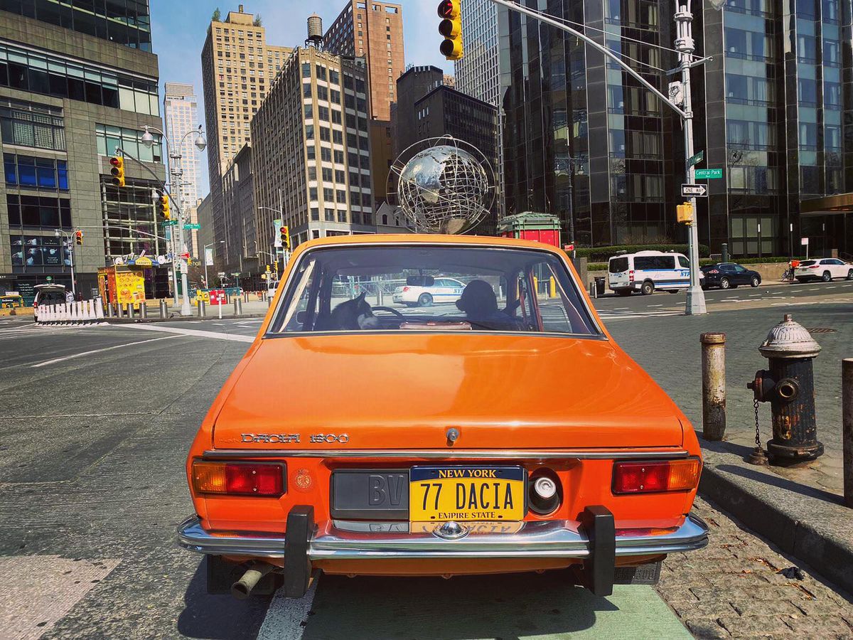 FOTO Cu Dacia 1300 pe străzile din New York » Imaginea fabuloasă postată de Ambasada SUA și povestea ei: „4.000$ taxe pentru o mașină care nu valora nici 2.000$!”