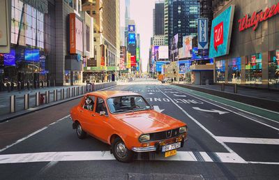 FOTO Cu Dacia 1300 pe străzile din New York » Imaginea fabuloasă postată de Ambasada SUA și povestea ei: „4.000$ taxe pentru o mașină care nu valora nici 2.000$!”