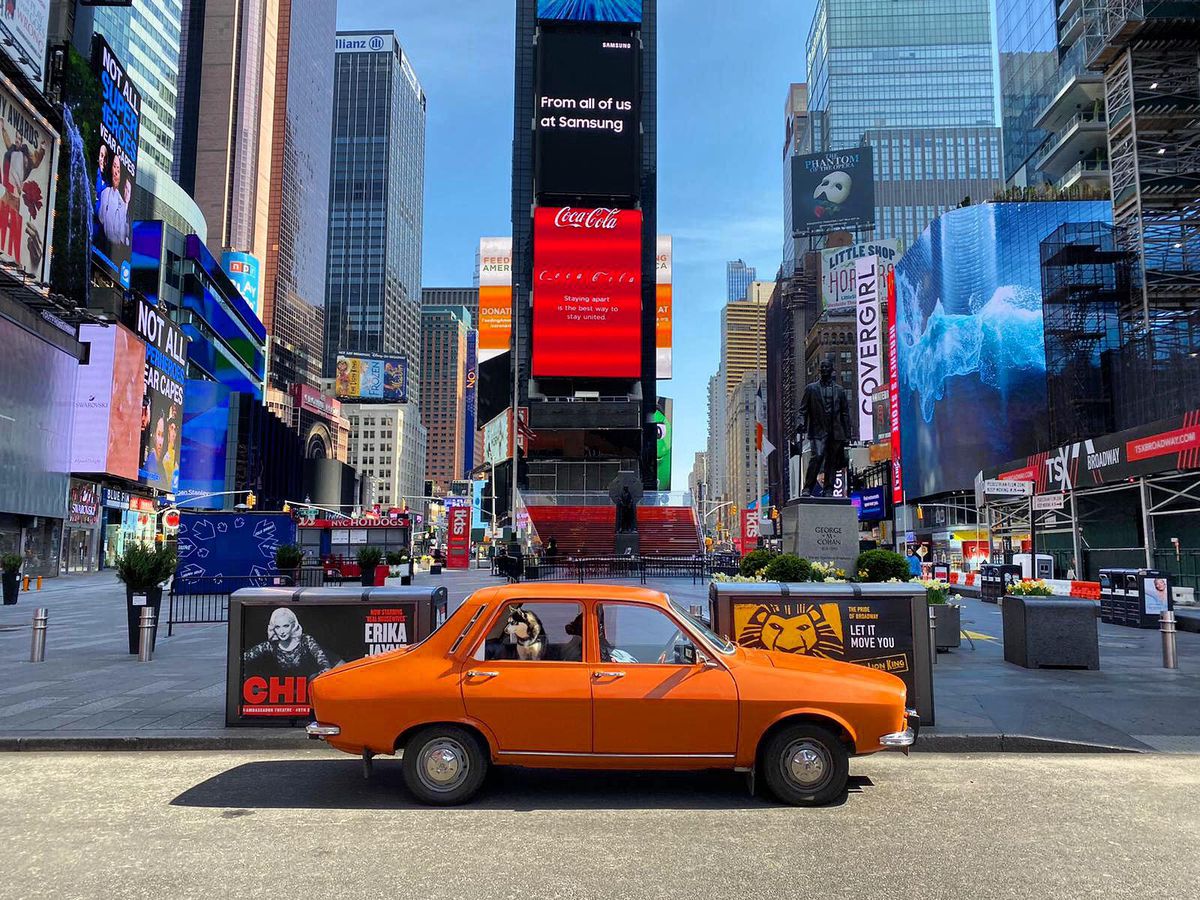 FOTO Cu Dacia 1300 pe străzile din New York » Imaginea fabuloasă postată de Ambasada SUA și povestea ei: „4.000$ taxe pentru o mașină care nu valora nici 2.000$!”